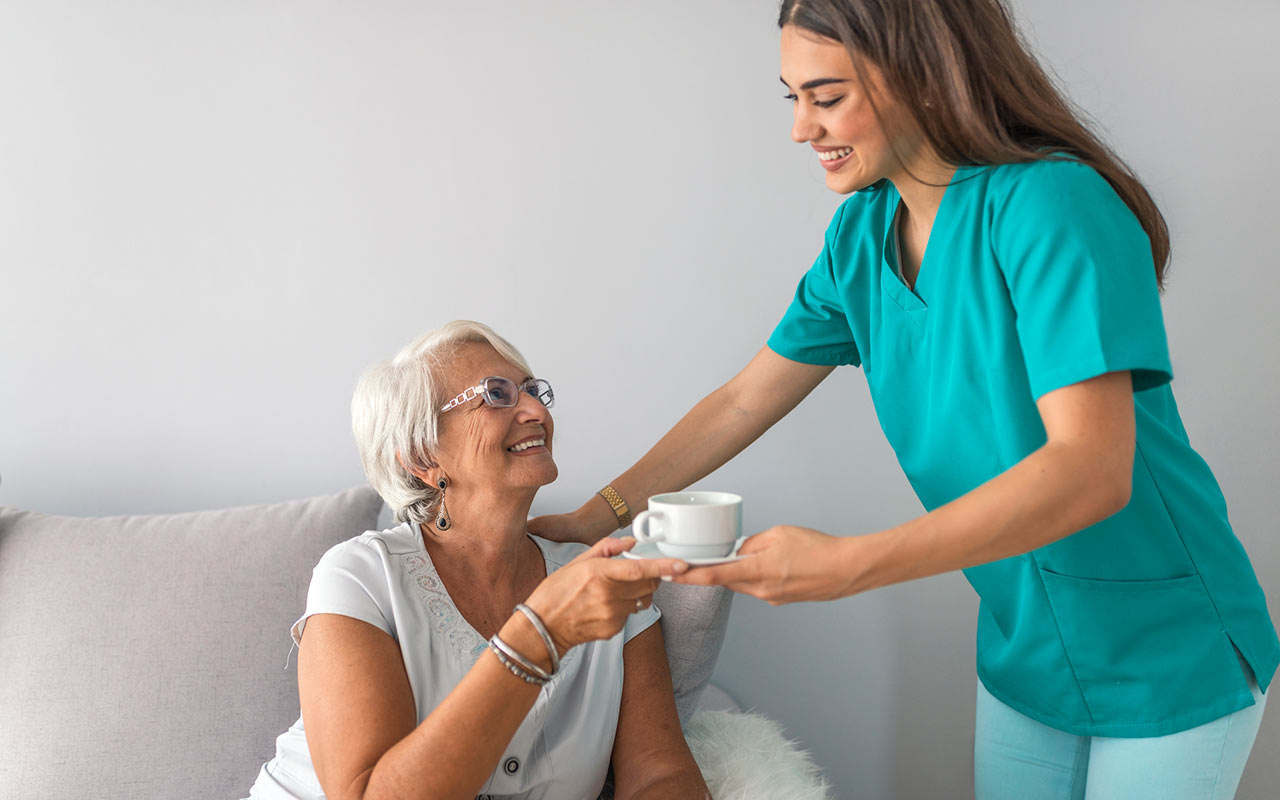 HWS-What-to-Look-for-in-a-Senior-Caregiver